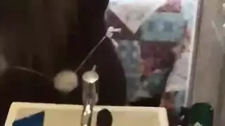 شقراء مشوية باللعق تأخذ إيلاج مزدوج في أوgy بين الأعراق