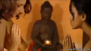 جماليات من العصور القديمة يتلقين تعليم الجنس الفموي