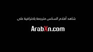 امرأة ناضجة تعلم شاباً درساً مشهد صريح