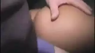 عاهرة سمراء ممتلئة في جماع جماعي عنيف