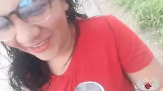 الهرة الطبيعية في الهواء الطلق مثليه الملاعين فتاة