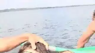 سيدة عربية خبيرة في حركة كلبية مكثفة