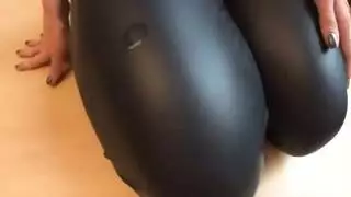 إصبع قاسي: كس الشقراء المبلل وفتحة شرجها المتلهفة