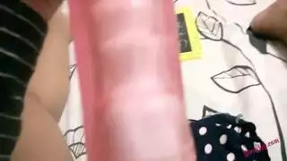 لعب ألعاب إباحي قاسي: ليلى وودز تملأ فرجها المشعر بعضو صناعي سميك