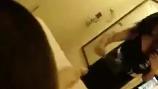 شقراء عابرة تُقلى بين رجلين بقضيبين كبيرين