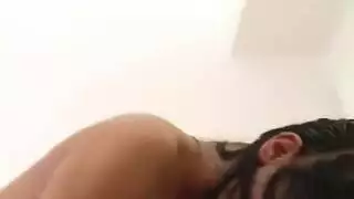 عرض استمناء مباشر: سمراء تدلك بظرها وتظهر ثدييها