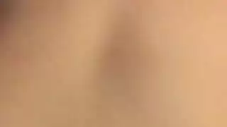 استحمام الفتاة الآسيوية الخاص يتحول إلى فيلم إباحي مع رجل مقرون