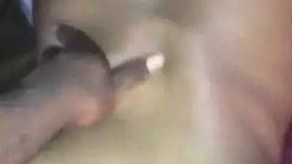 فتاة هاوية فضولية تحاول مص قضيب أسود ضخم لأول مرة