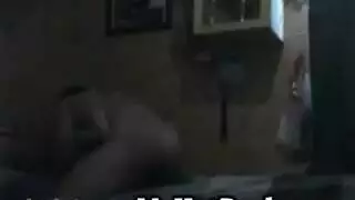 عاهرة سمراء كبيرة الصدر مُبتلة وتُقَضَّب في لعبة خشنة