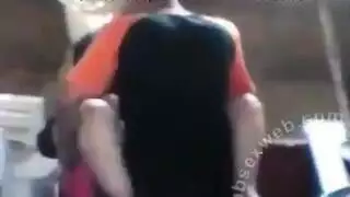 مشهد إباحية في الصالة: أبويون أصلع وعاهرات حفلات في جنس علني