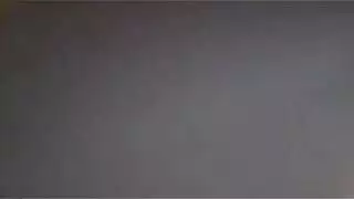 امرأة ذات ثدي كبير تأخذ قضيبًا صلبًا من رجلها