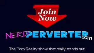 يحب فاتنة شقراء رائعتين لممارسة الجنس طوال اليوم ، كل يوم من الأريكة