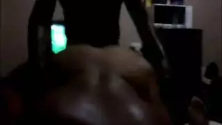 أزواج باحثون عن المغامرة يصنعون فيديو جنسي ثلاثي هاوي