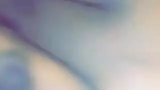 امرأة فاتنة تركب قضيبًا ملفوفًا باللحم بقسوة