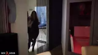 التنييك في حديقة المنزل ثم في الغرفة