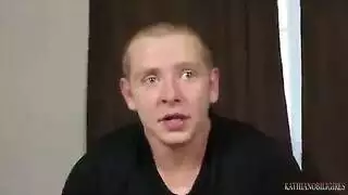 تبديل ميزان الحرارة: دمية الجارة الشقراء تريد عمودك لقياس حرارتها الزلقة