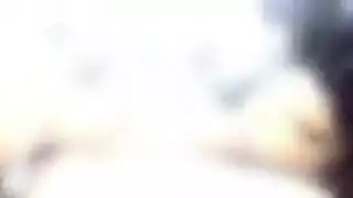 أثداء مراهقة ساخنة مستديرة تهتز خلال مشهد شرجي مكثف