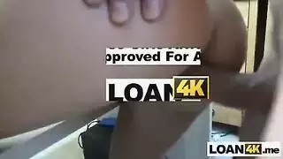 شقراء بالكعب العالي تحصل على جنس كلبي على سطح المكتب