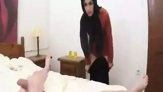 ينيك بنت عربيه وهيه لا لبسه عبايه سوداء وغطاء