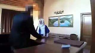 فرخة جميلة تضربه بقوة في مشهد إباحي
