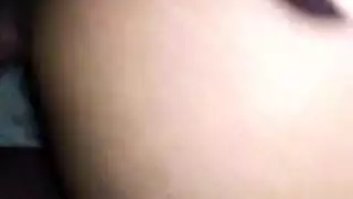 كبير البني الحمار النافورات خنثى عندما يلعق الضيوف لها