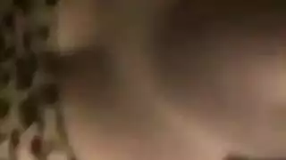 مصلت قضيبه ثم أخذته في المؤخرة للذروة