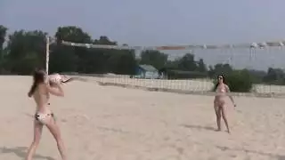 فتاة مراهقة ذات أثداء كبيرة ومؤخرة ممتلئة