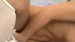 شابة سمراء تحصل على قذف شرجي عنيف