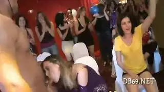 الزوجة الساخنة تستثار بالقضيب الصلب الكبير الذي يمدد فرجها