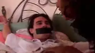 توهج مثير: أجساد عارية تحت أضواء خافتة