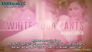 نيك يوجا متعرق في ملابس السباندكس البيضاء