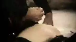 بنات صغيرات يحصلن على ثقوبهن الضيقة مملوءة