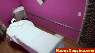 بنت تصحا من النوم تلقى الدوره الشهريه نزلت عندها وأخوها يشوفها