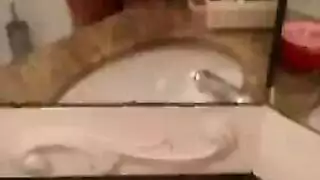 الفاتنة الموشومة تحصل على تدليك شهواني قبل ممارسة جنس قاس