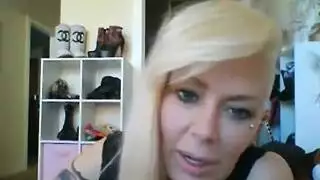 شقراء موشومة تمارس الجنس بقضيب صلب كبير في جلسة ركوب مكثفة