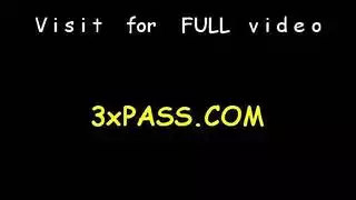 أم سمراء ممتلئة الصدر تأخذ قضيبين من المسبح إلى الدش