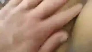 آسيوية بمؤخرة ضخمة تتعرض لجماع تناوبي من سيدة مسيطرة في ليلة أفلام إباحية