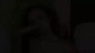 الفتاة السمراء الشابة تُدمر بزبور طبيعية ضخمة