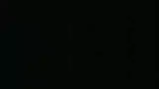 عاهرة شقراء مذنبة تعرض فرجها الضيق لتعويض الخيانة