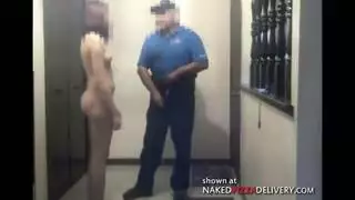 بيتزا توصيل عاهرة تحصل على فرجها ملعوق بقوة