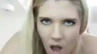 تئن بينما يضرب نقطة الإثارة لديها من الخلف