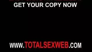 ربة منزل ممتلئة الجسم تتوسل للحصول على نكاح عنيف للحلق والمؤخرة