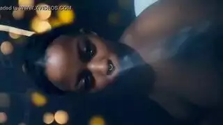 مراهقة سمراء غير مدركة تحصل على تدليك إباحي مجاني من والديها