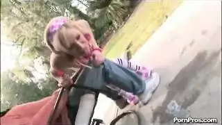 شقراء ساخنة ذات أثداء صغيرة تخلع ملابسها وتتوسل للجنس الشرجي