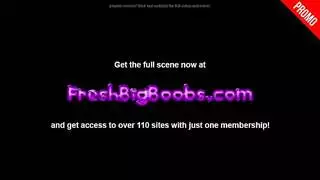 تمتص الجبهة الماهرة زميلها في العمل في المطبخ