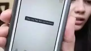 سمراء مثيرة بنظارات تأخذ حمولة سميكة بالداخل