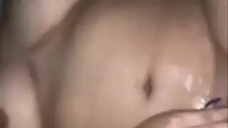 زوجة متلهفة تتوسل لتلقي السائل المنوي في شرجها