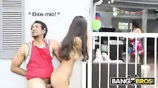 الجارة الشرموطة تقدم هدية لجارها الجديد