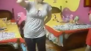 ربة منزل مثارة تخلع ملابسها لممارسة جنس صريح