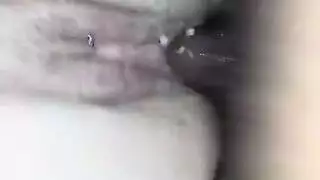 دخول أمامي صارم: سمراء مبللة تُقصف على الفراش